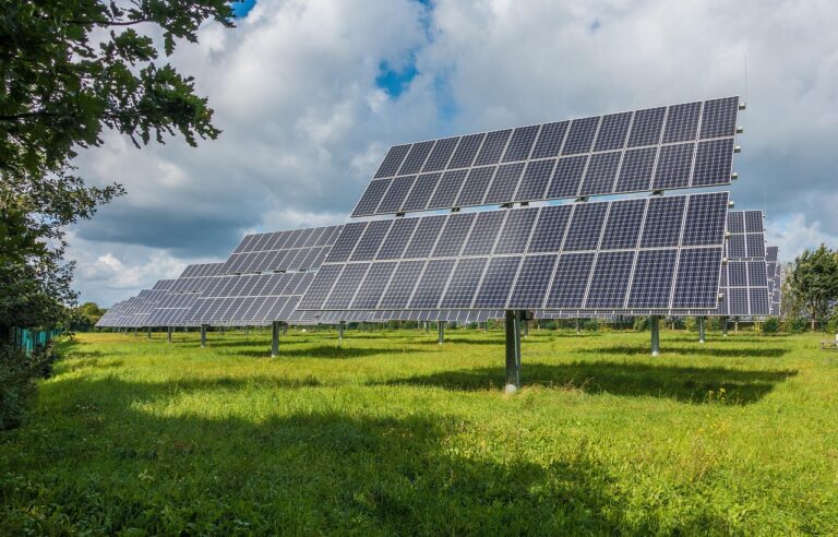 Investir dans le solaire en Suisse sans se tromper sur les chiffres
